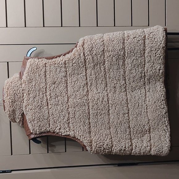 Tuckernuck Camel Leather and Shearling Reversible Beckham Vest size Medium - Picture 7 of 9